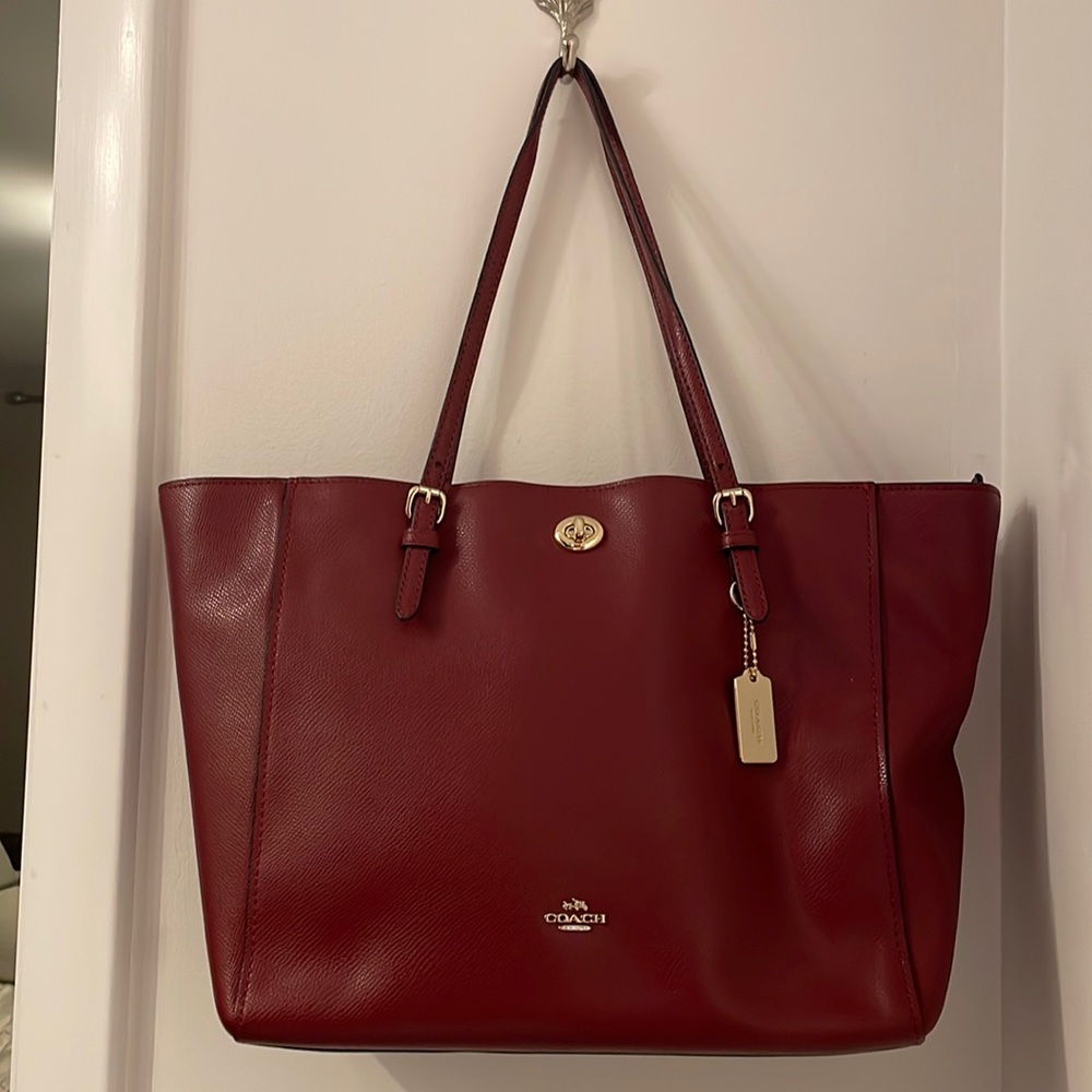 Coach crossgrain turnlock burgundy tote bag